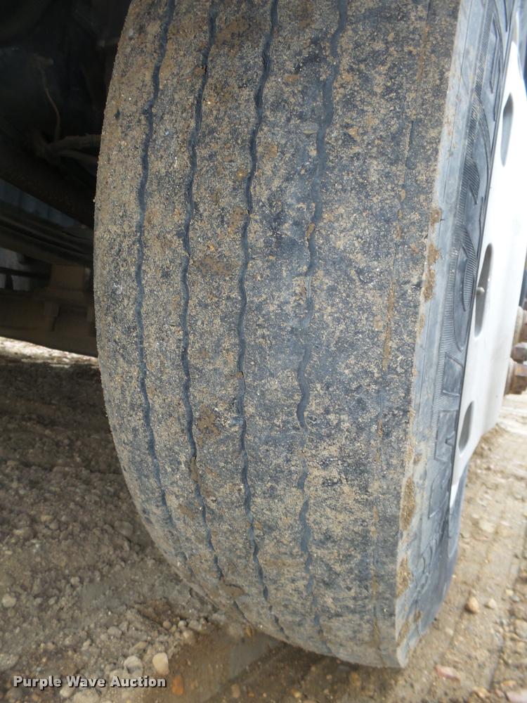 image for item DA0669 2005 Freightliner Columbia CL120 semi truck