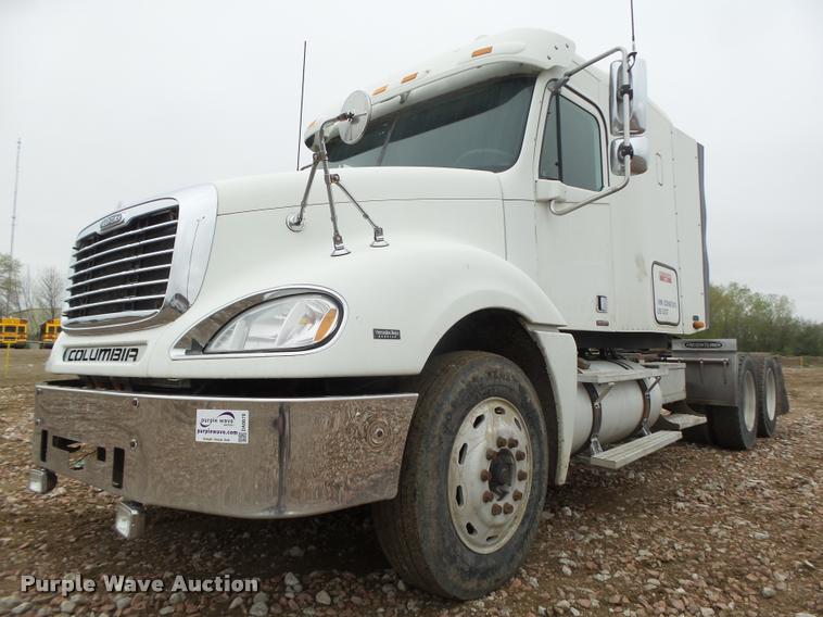 image for item DA0670 2005 Freightliner Columbia CL120 semi truck