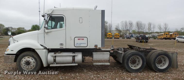 image for item DA0670 2005 Freightliner Columbia CL120 semi truck