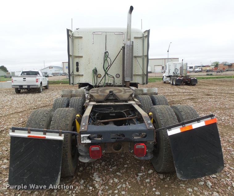 image for item DA0670 2005 Freightliner Columbia CL120 semi truck