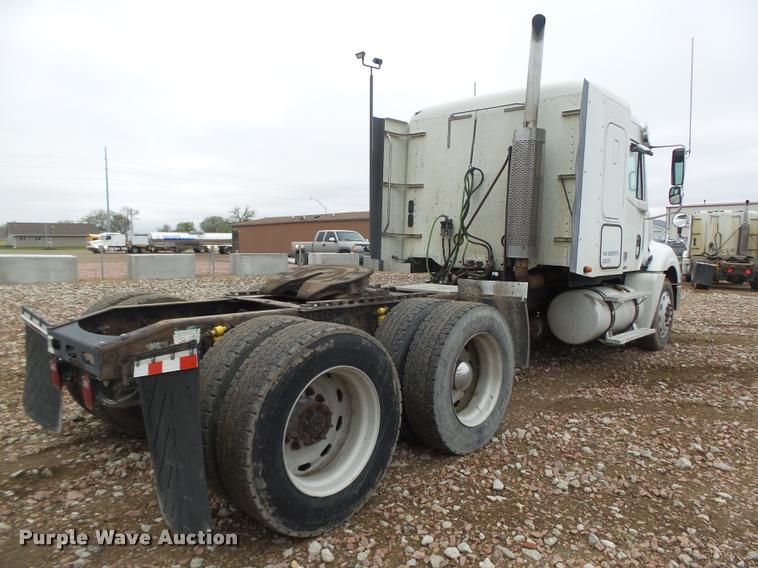 image for item DA0670 2005 Freightliner Columbia CL120 semi truck