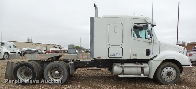 image for item DA0670 2005 Freightliner Columbia CL120 semi truck
