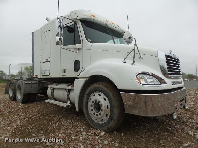 image for item DA0670 2005 Freightliner Columbia CL120 semi truck