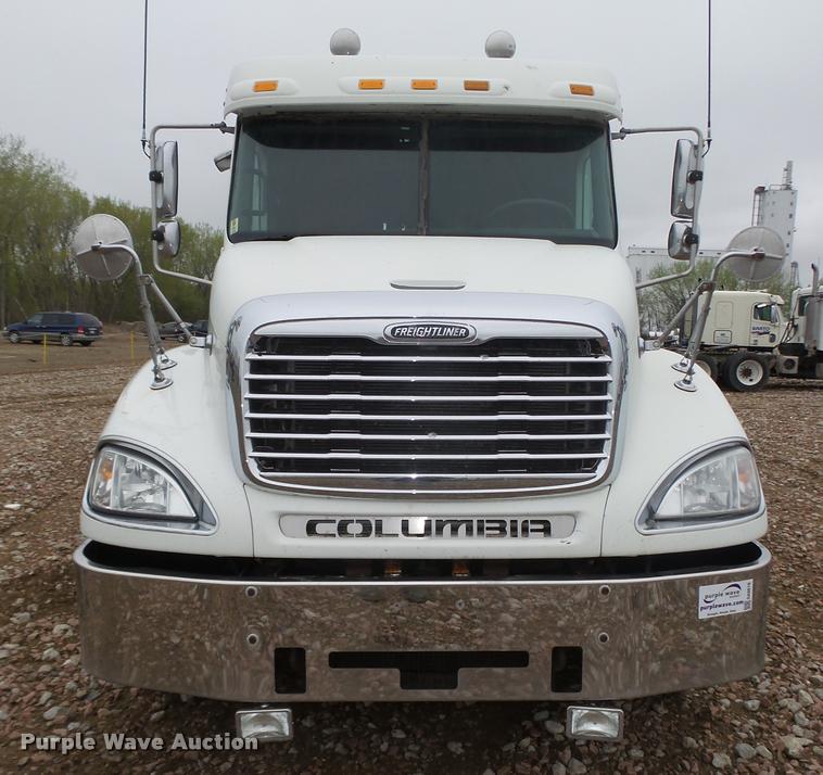 image for item DA0670 2005 Freightliner Columbia CL120 semi truck