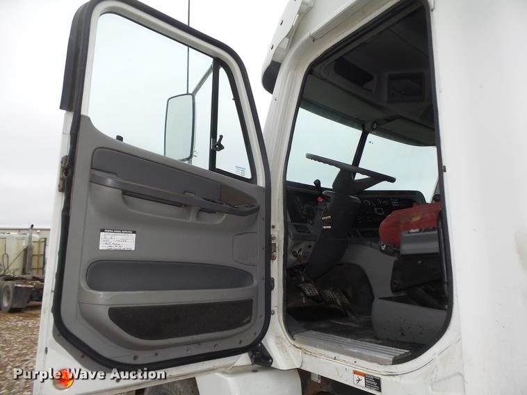 image for item DA0670 2005 Freightliner Columbia CL120 semi truck