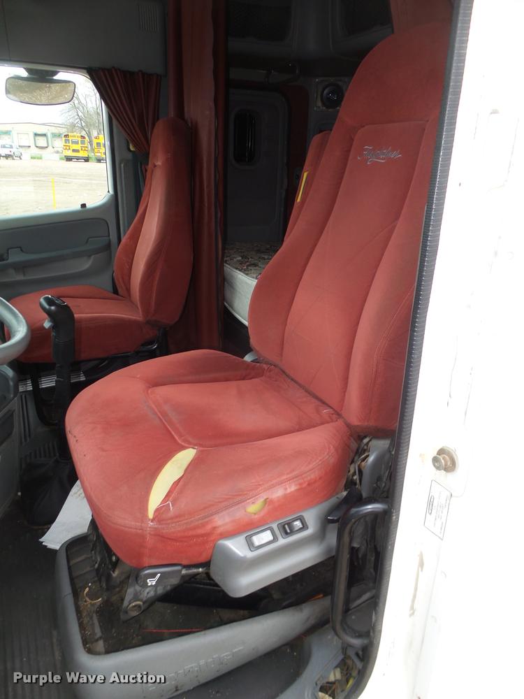 image for item DA0670 2005 Freightliner Columbia CL120 semi truck