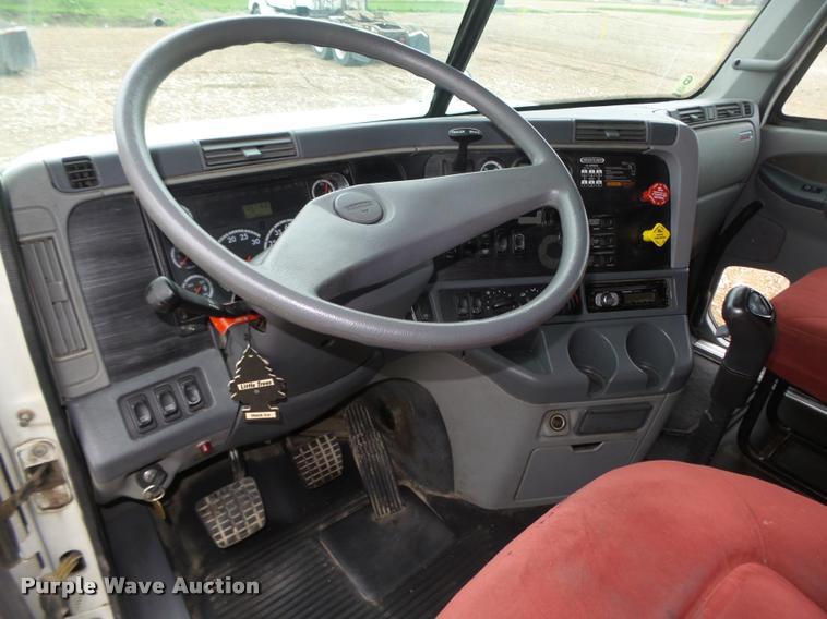 image for item DA0670 2005 Freightliner Columbia CL120 semi truck