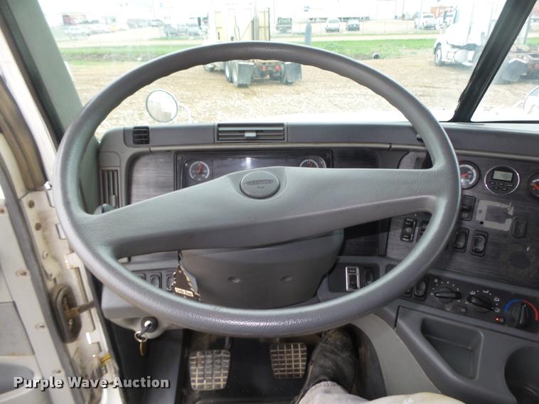 image for item DA0670 2005 Freightliner Columbia CL120 semi truck