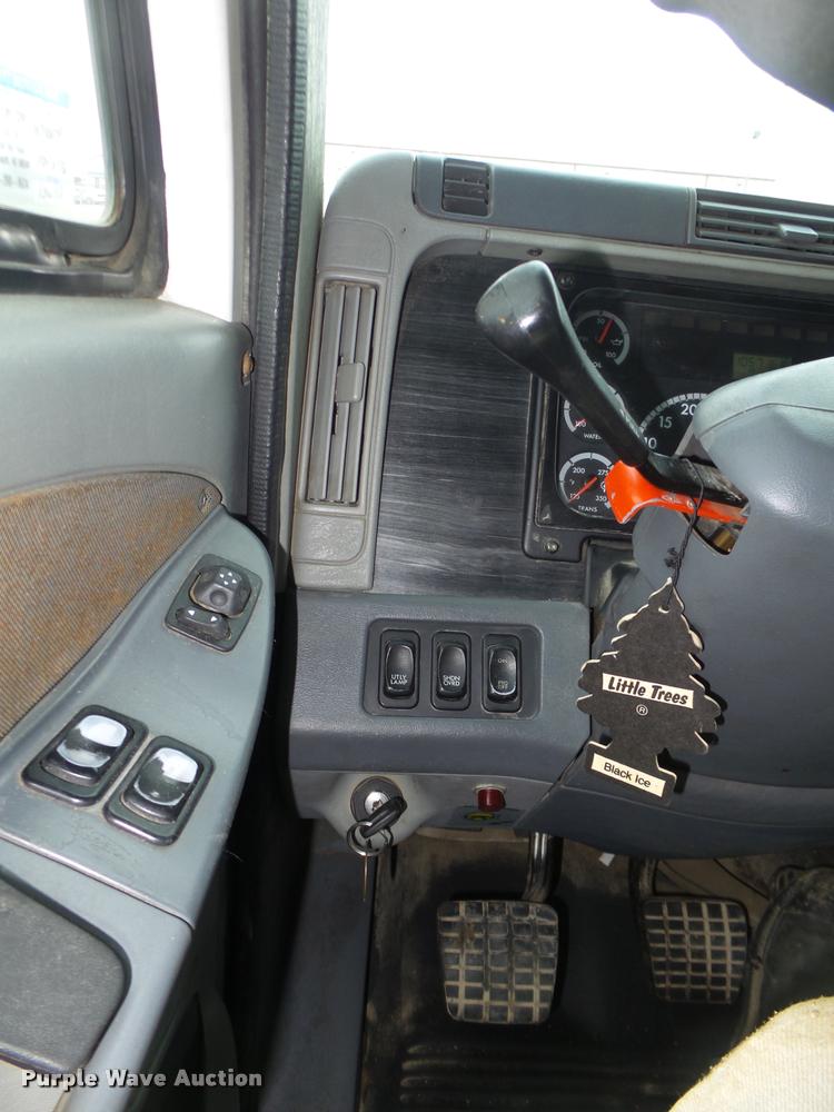 image for item DA0670 2005 Freightliner Columbia CL120 semi truck