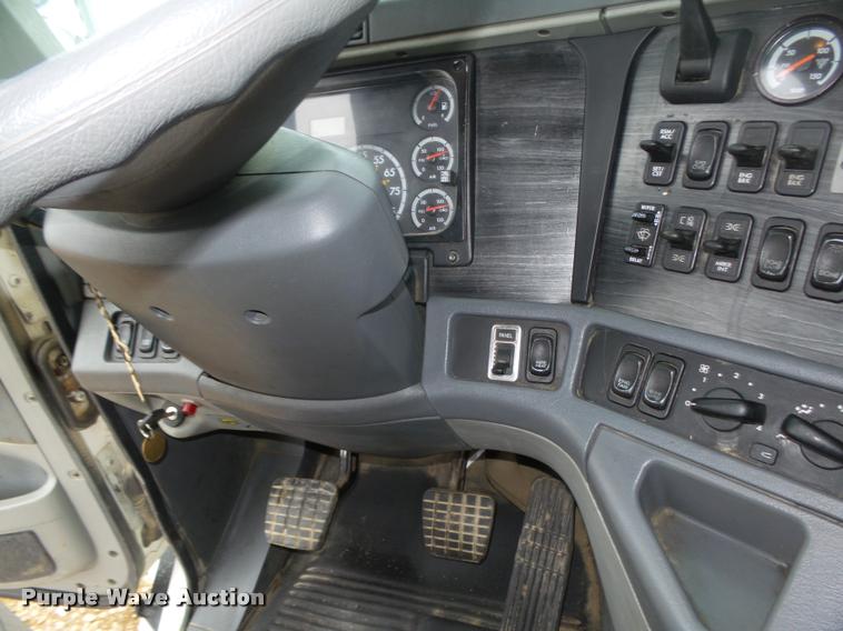 image for item DA0670 2005 Freightliner Columbia CL120 semi truck