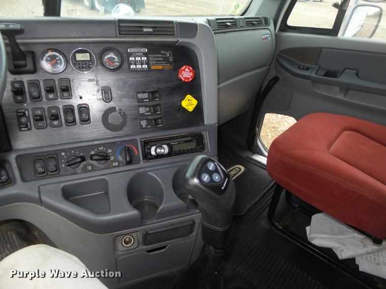 image for item DA0670 2005 Freightliner Columbia CL120 semi truck