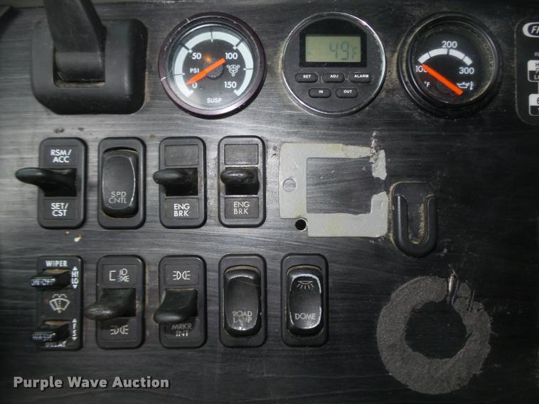 image for item DA0670 2005 Freightliner Columbia CL120 semi truck