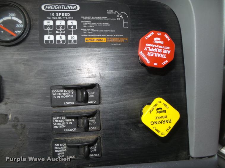 image for item DA0670 2005 Freightliner Columbia CL120 semi truck