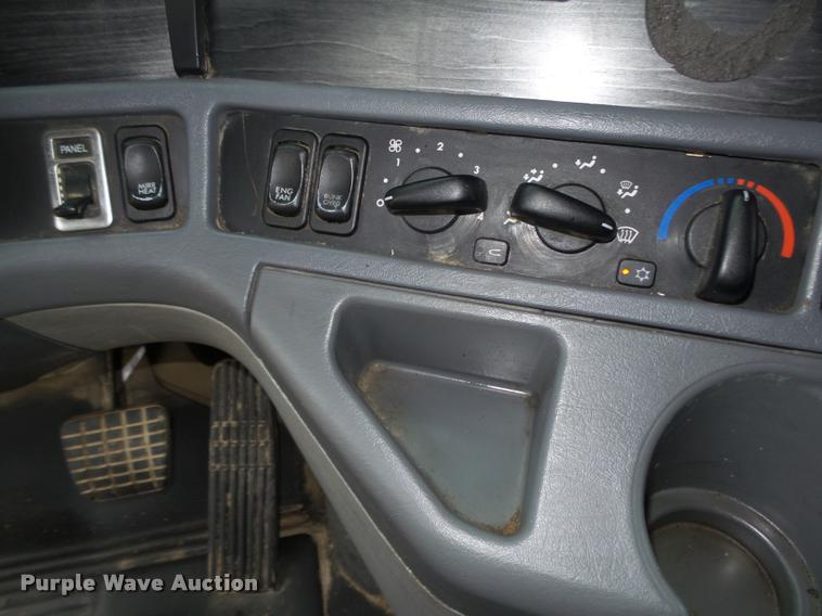 image for item DA0670 2005 Freightliner Columbia CL120 semi truck