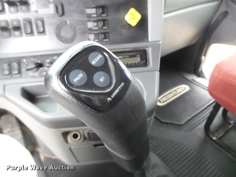 image for item DA0670 2005 Freightliner Columbia CL120 semi truck