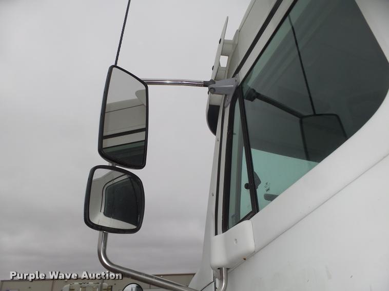 image for item DA0670 2005 Freightliner Columbia CL120 semi truck