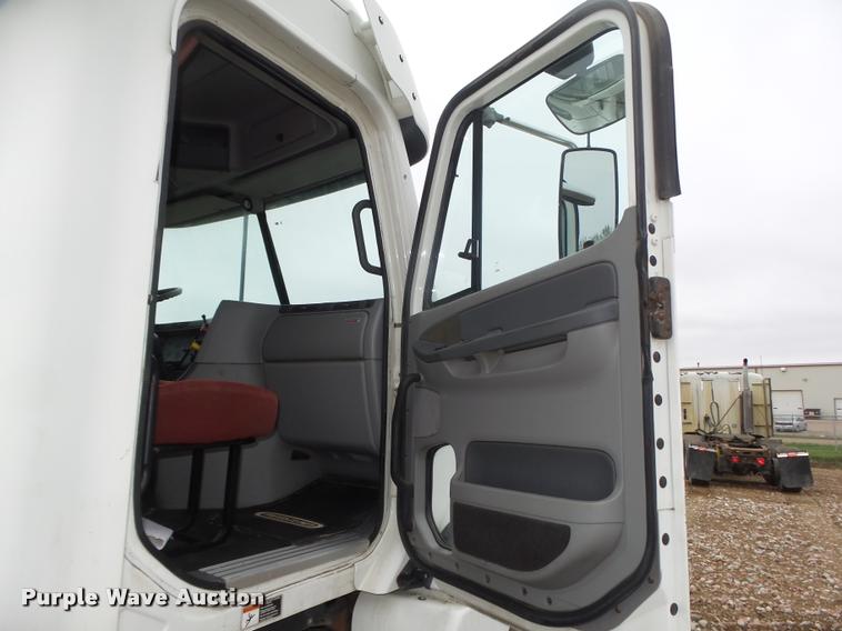 image for item DA0670 2005 Freightliner Columbia CL120 semi truck