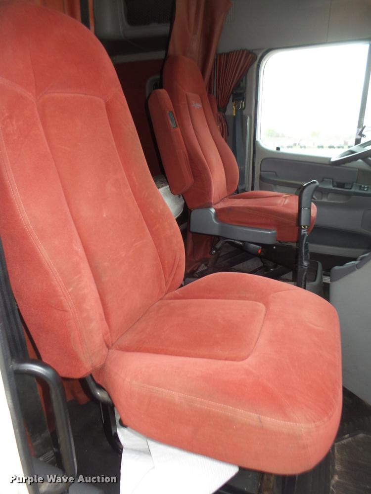 image for item DA0670 2005 Freightliner Columbia CL120 semi truck