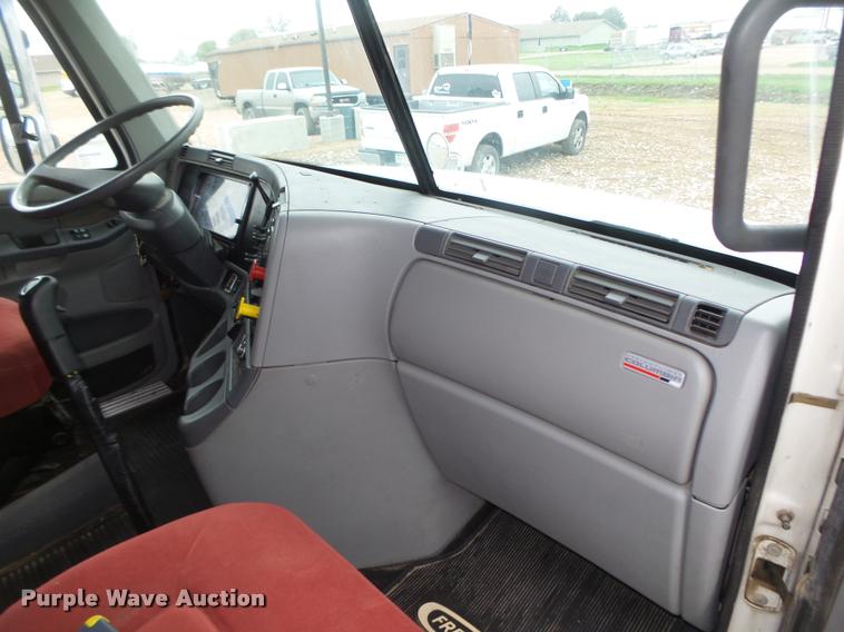 image for item DA0670 2005 Freightliner Columbia CL120 semi truck