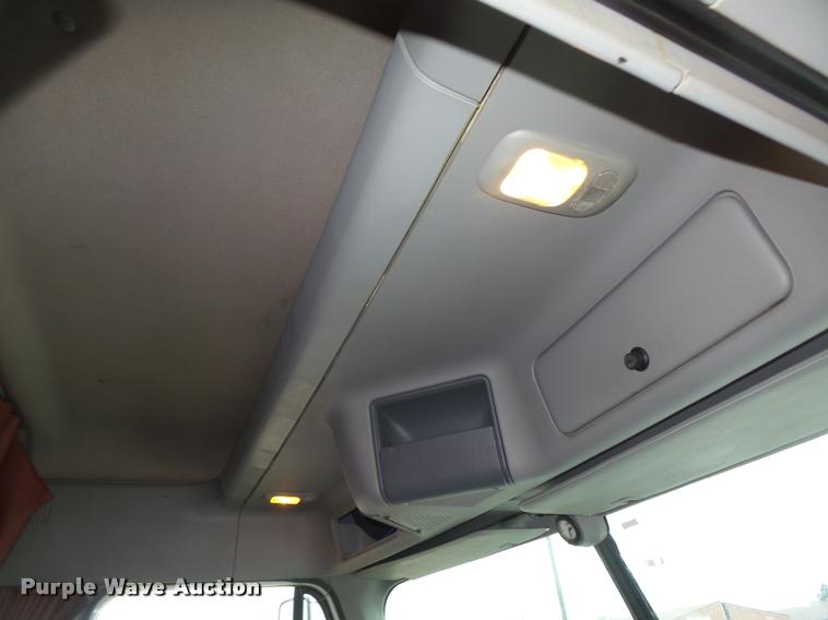 image for item DA0670 2005 Freightliner Columbia CL120 semi truck