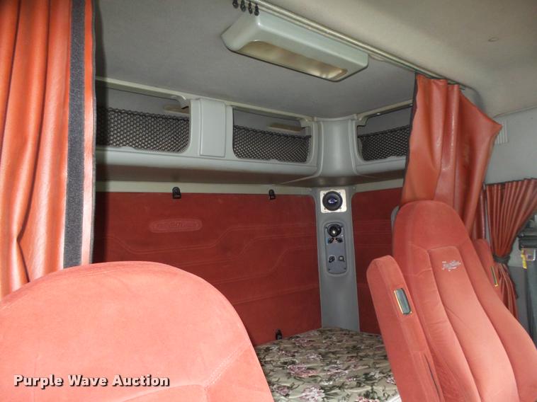 image for item DA0670 2005 Freightliner Columbia CL120 semi truck