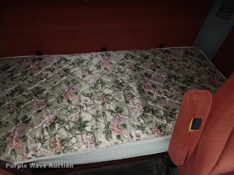 image for item DA0670 2005 Freightliner Columbia CL120 semi truck