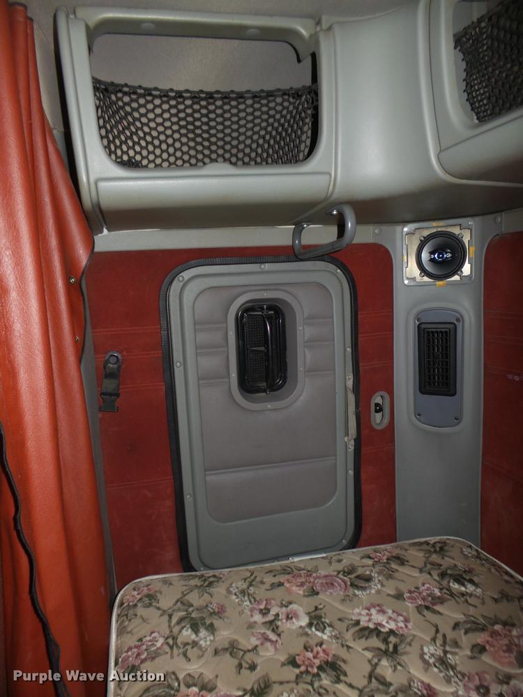 image for item DA0670 2005 Freightliner Columbia CL120 semi truck