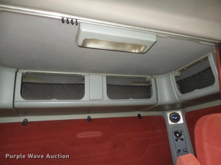 image for item DA0670 2005 Freightliner Columbia CL120 semi truck