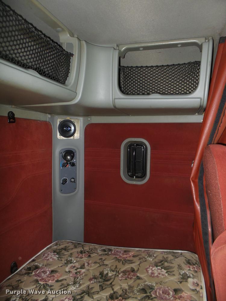 image for item DA0670 2005 Freightliner Columbia CL120 semi truck