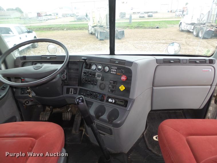 image for item DA0670 2005 Freightliner Columbia CL120 semi truck