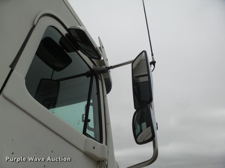 image for item DA0670 2005 Freightliner Columbia CL120 semi truck