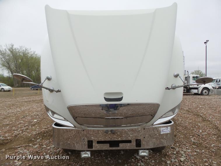 image for item DA0670 2005 Freightliner Columbia CL120 semi truck