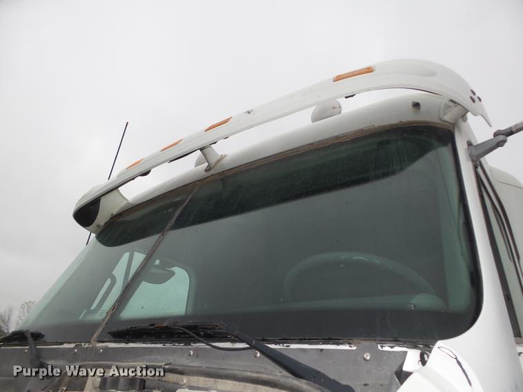 image for item DA0670 2005 Freightliner Columbia CL120 semi truck