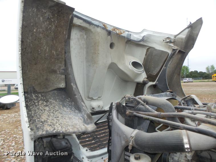 image for item DA0670 2005 Freightliner Columbia CL120 semi truck