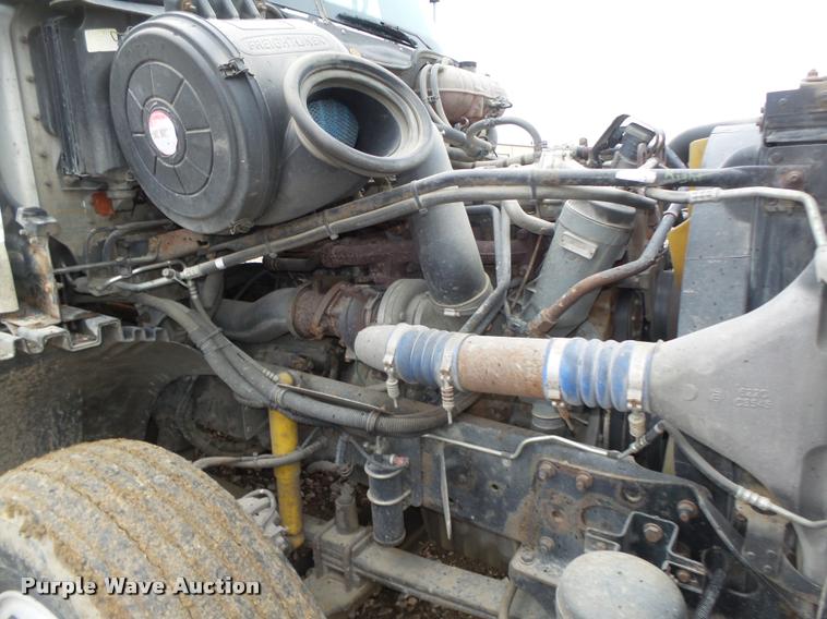 image for item DA0670 2005 Freightliner Columbia CL120 semi truck