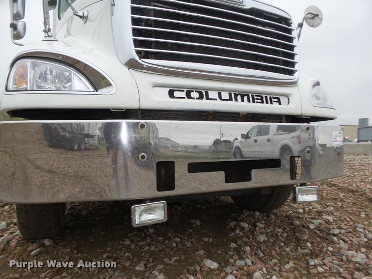 image for item DA0670 2005 Freightliner Columbia CL120 semi truck