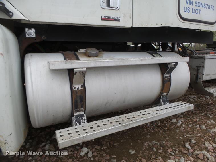 image for item DA0670 2005 Freightliner Columbia CL120 semi truck