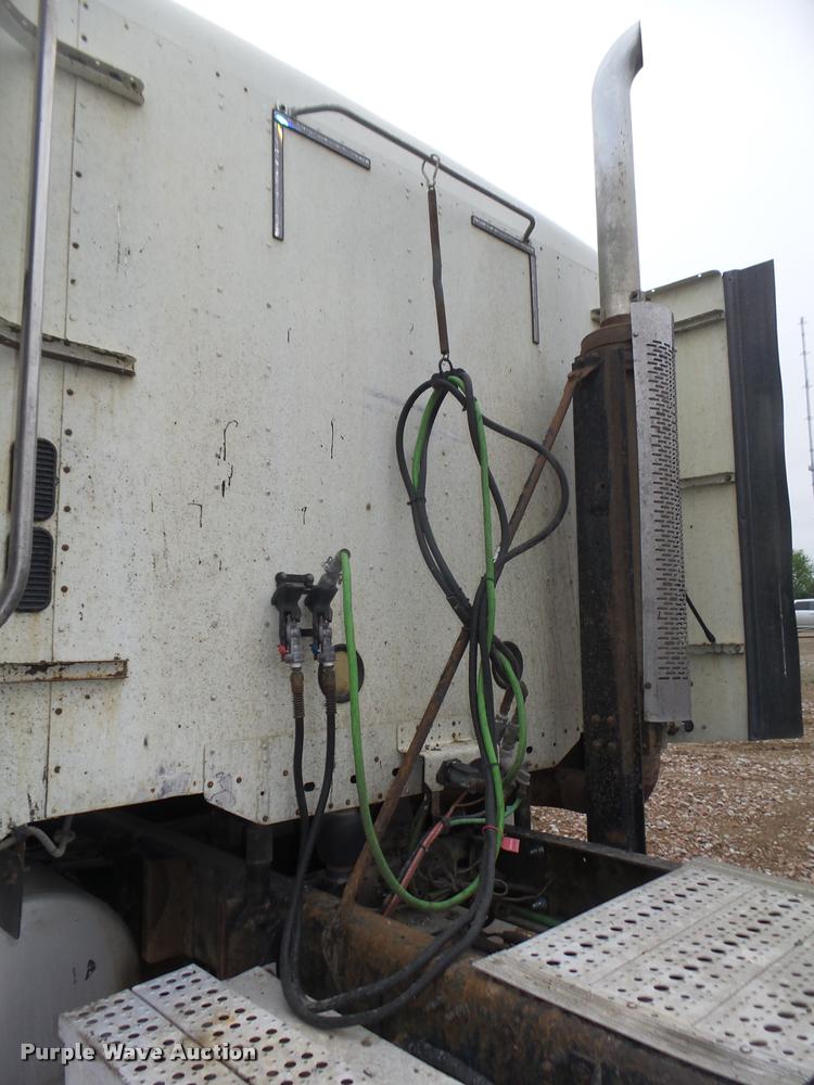 image for item DA0670 2005 Freightliner Columbia CL120 semi truck