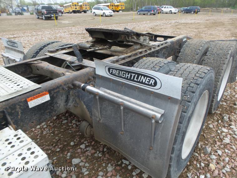 image for item DA0670 2005 Freightliner Columbia CL120 semi truck