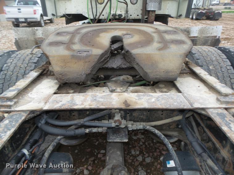 image for item DA0670 2005 Freightliner Columbia CL120 semi truck