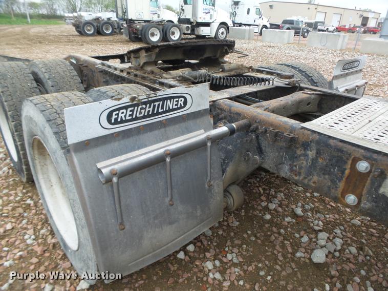 image for item DA0670 2005 Freightliner Columbia CL120 semi truck