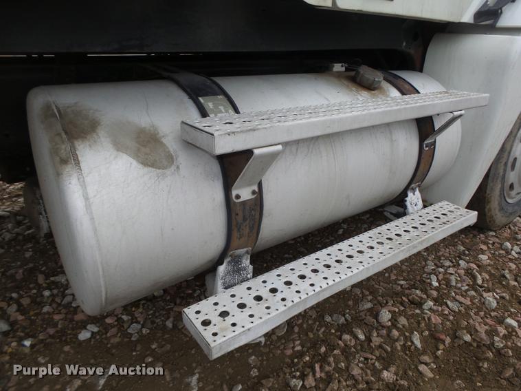 image for item DA0670 2005 Freightliner Columbia CL120 semi truck