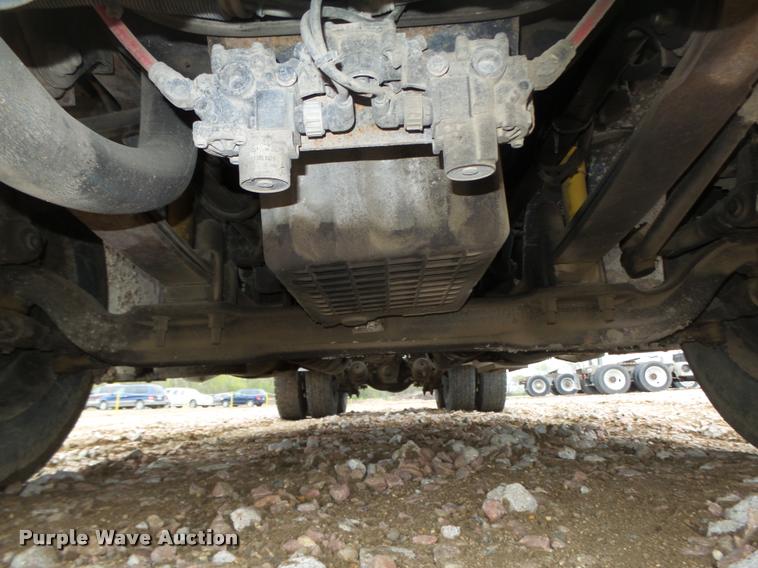 image for item DA0670 2005 Freightliner Columbia CL120 semi truck