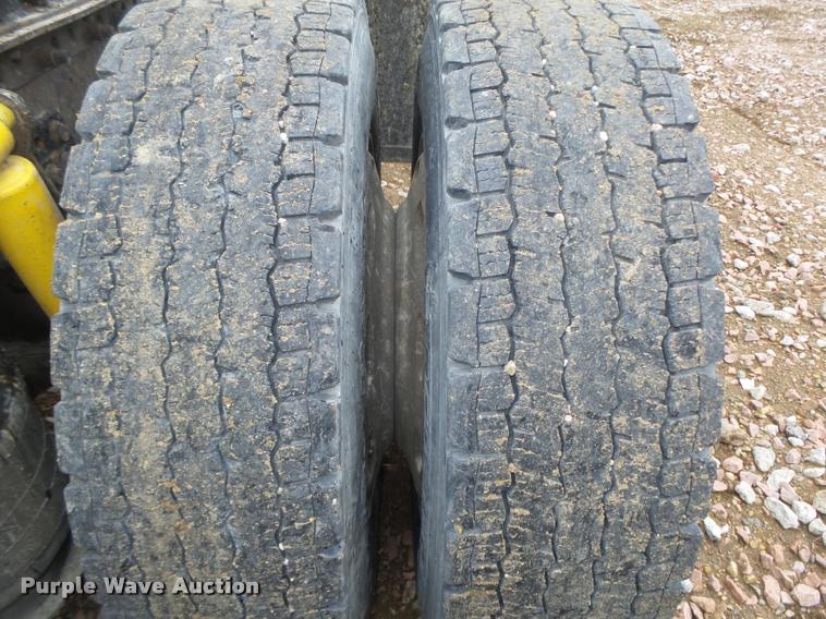 image for item DA0670 2005 Freightliner Columbia CL120 semi truck