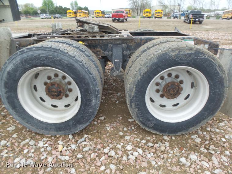 image for item DA0670 2005 Freightliner Columbia CL120 semi truck