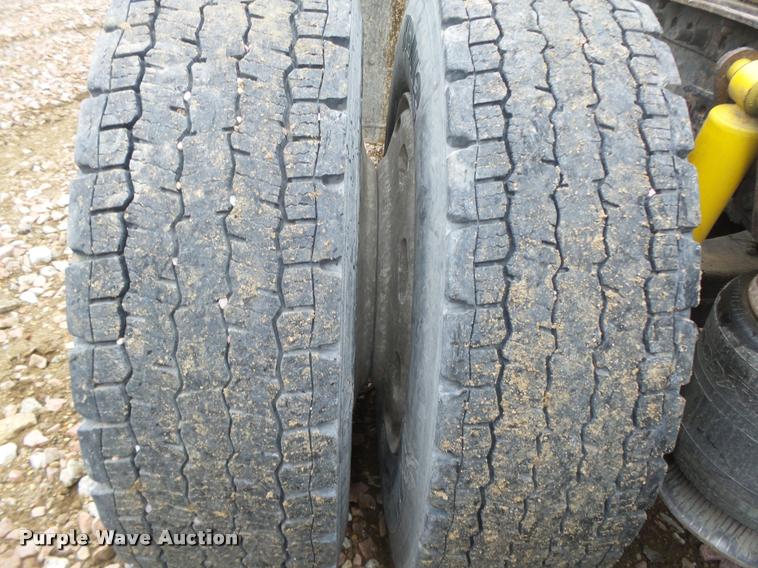 image for item DA0670 2005 Freightliner Columbia CL120 semi truck