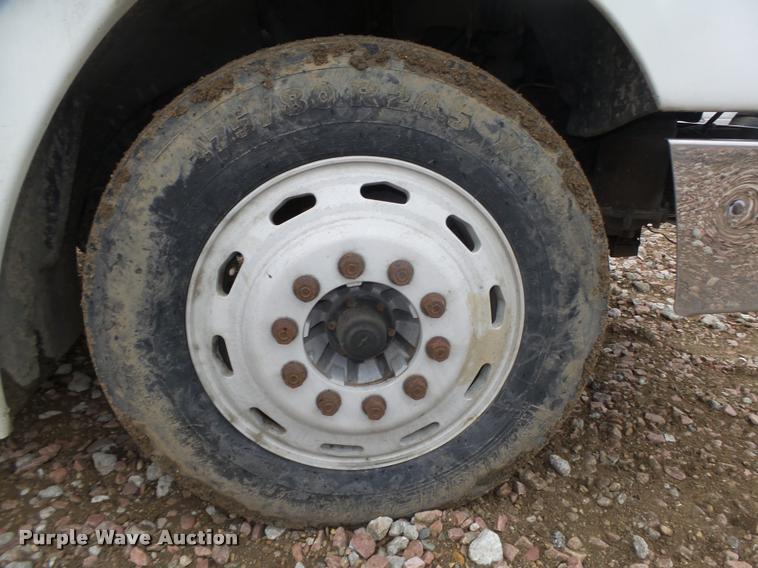 image for item DA0670 2005 Freightliner Columbia CL120 semi truck