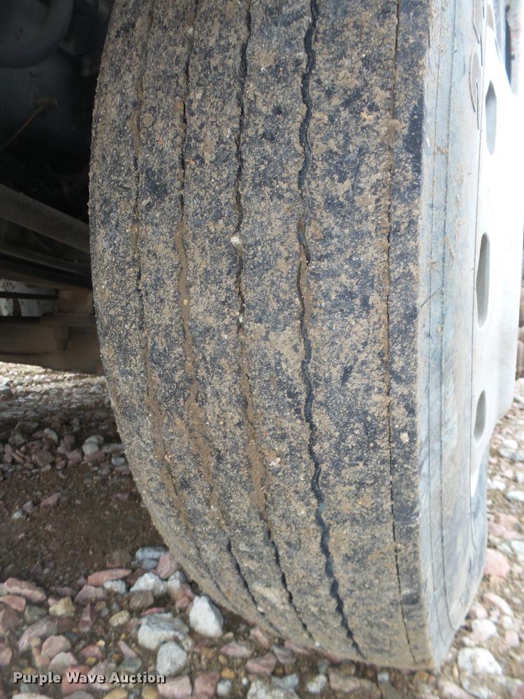 image for item DA0670 2005 Freightliner Columbia CL120 semi truck