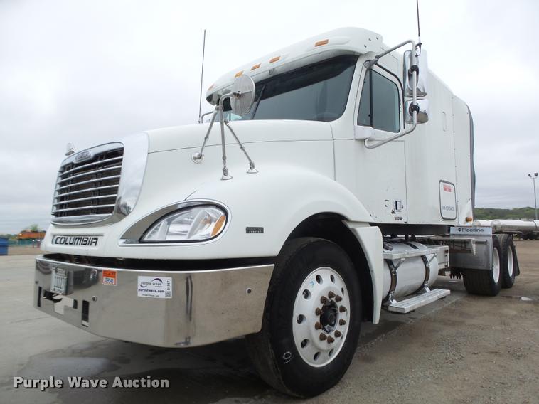 image for item DA0671 2006 Freightliner Columbia CL120 semi truck
