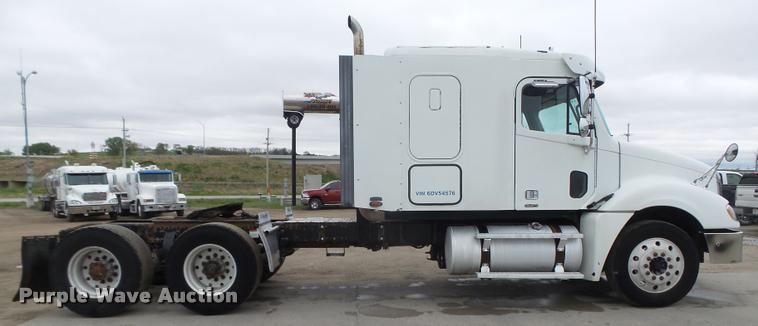 image for item DA0671 2006 Freightliner Columbia CL120 semi truck